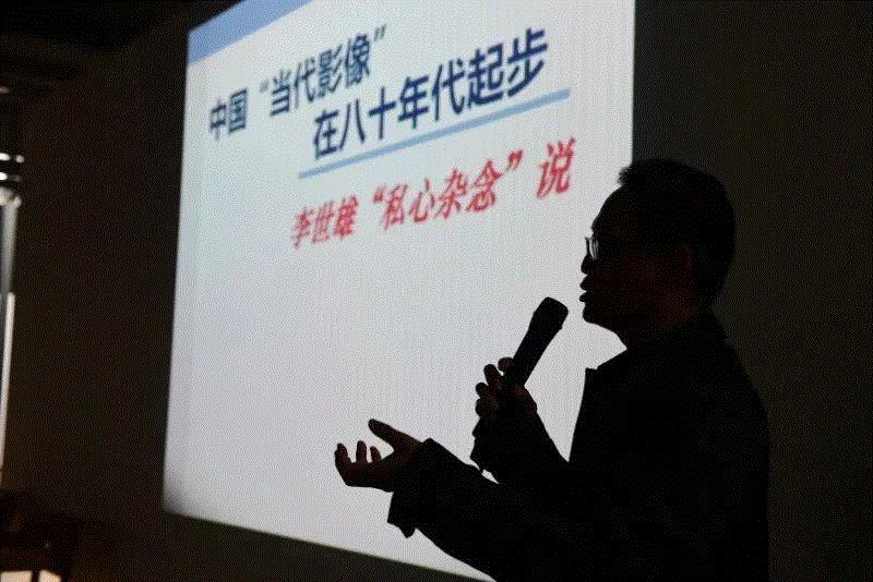 李世雄教授介绍“80年代的当代影像”， 陈伟凯摄,“八十年代的摄影艺术”什么样？| 《起点：来自八十年代》论坛回顾,什么样,摄影史,影像,厦门,徐希景,教授,集美,研讨会,文献,建议