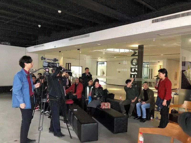 旅美摄影收藏家黄女士提议艺术家要做好准备，应对国内外不断发展的摄影收藏市场。 徐希景摄,“八十年代的摄影艺术”什么样？| 《起点：来自八十年代》论坛回顾,什么样,摄影史,影像,厦门,徐希景,教授,集美,研讨会,文献,建议
