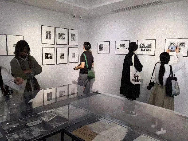 “起点：来自八十年代”展览展出的原版、原作和文献。 50社提供,“八十年代的摄影艺术”什么样？| 《起点：来自八十年代》论坛回顾,什么样,摄影史,影像,厦门,徐希景,教授,集美,研讨会,文献,建议