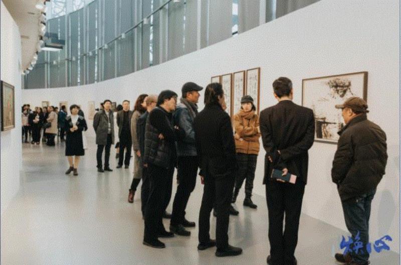 此次展览是东坊艺术空间艺术家们的年度成果总结，也是园区文化艺术的创新展现。第一站金鸡湖美术馆展出时间