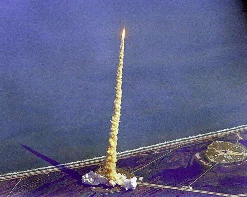 1992年“哥伦比亚”号航天飞机发射升空，这表明火箭的加速度并不只是瞬间产生，而是在一段时间内持续进