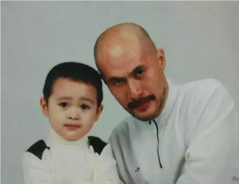 ▲徐锦江与儿子的合照同时也是他的微博头像,徐锦江：一个彻底颠覆我印象的男人,徐锦江,演员,雷神,娱乐圈,绘画,女孩,电影,鳌拜,香港,儿子