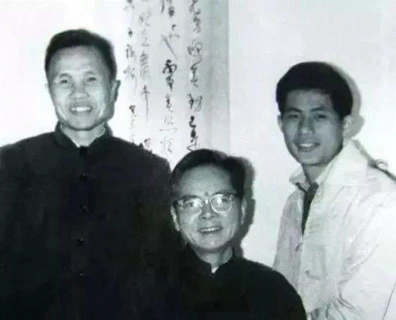 △右为徐锦江，中为关山月,徐锦江：一个彻底颠覆我印象的男人,徐锦江,演员,雷神,娱乐圈,绘画,女孩,电影,鳌拜,香港,儿子