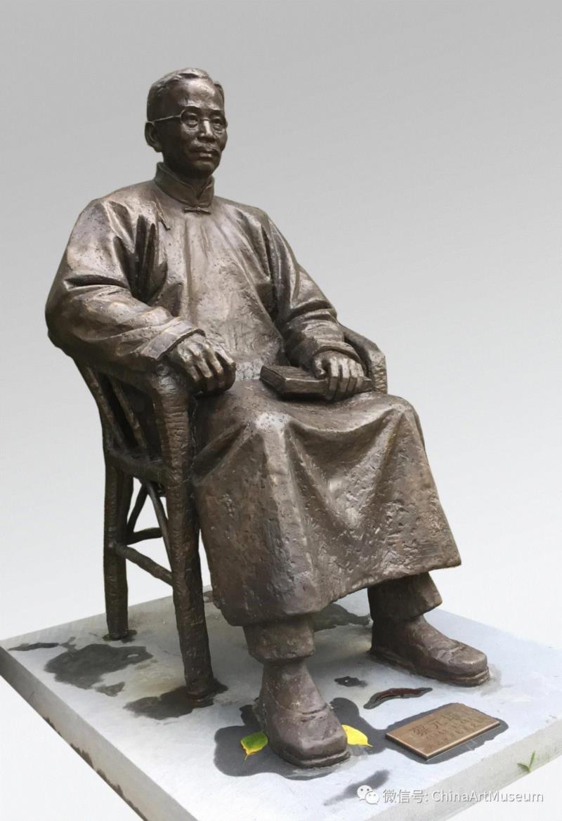 古璐《蔡元培坐像》高48厘米,【中华艺术宫 | 展览】诗意江南——第十七届海平线绘画雕塑联展今日举行,中华艺术宫,海平线,雕塑,江南,中青年,美术家,木刻,绝版,美术界,品牌
