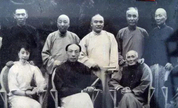 杜祠落成合影。左起：杜月笙、黄金荣、王晓籁、虞洽卿、张嘯林；下：雪艳琴、杨小楼、龚云甫,敬华秋拍丨这个上海滩大佬 杜月笙都忌惮三分,杜月笙,大佬,敬华秋拍丨,上海滩,王晓籁,虞洽卿,会长,理事长,青帮,敬华