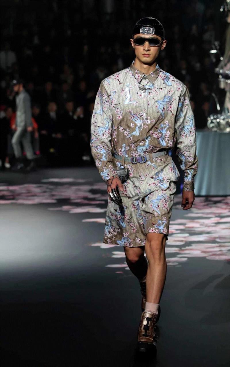 樱花元素结合空山基的Sexy Robot，Dior Men 2019 Prefall,评论|世界在召唤新的New Look，你感知了吗？,Look,迪奥,Kim,品牌,空山基,DIOR,时装,设计师,日本,东京