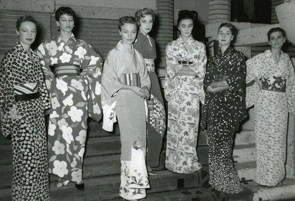1953年，蒙田大道30号巴黎DIOR总店外，身穿传统和服的模特,评论|世界在召唤新的New Look，你感知了吗？,Look,迪奥,Kim,品牌,空山基,DIOR,时装,设计师,日本,东京