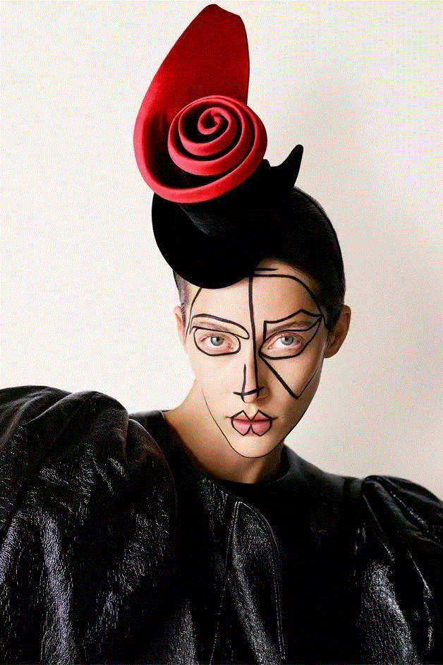 由超模Giselle演绎的Stephen Jones帽饰,评论|世界在召唤新的New Look，你感知了吗？,Look,迪奥,Kim,品牌,空山基,DIOR,时装,设计师,日本,东京