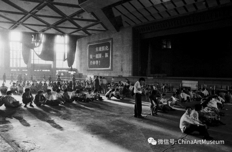图说:上交所在昔日的跑马场,文化广场临时设了一个超大型的证券营业部。100多家营业部在那设立临时柜台