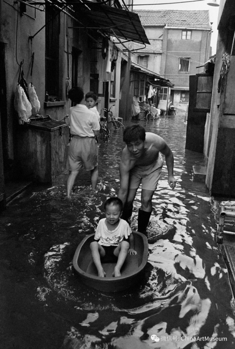 龚建华《弄堂行舟》1994年,【中华艺术宫 | 现场】图像记录时代,“时空影像1978-2018——余慧文&龚建华摄影艺术研讨会”在我馆举行,余慧文,龚建华,影像,时空,研讨会,中华艺术宫,我馆,摄影家,上海摄影家协会,特色