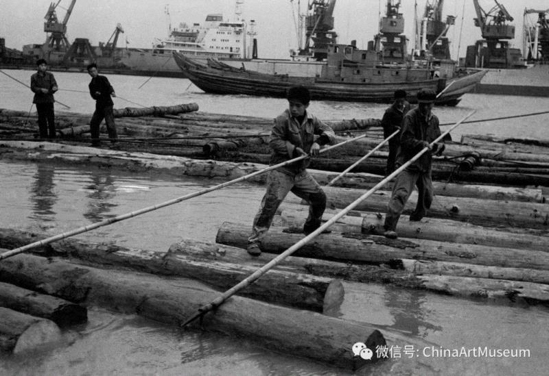 龚建华《黄浦江上放木排的工人》1980年,【中华艺术宫 | 现场】图像记录时代,“时空影像1978-2018——余慧文&龚建华摄影艺术研讨会”在我馆举行,余慧文,龚建华,影像,时空,研讨会,中华艺术宫,我馆,摄影家,上海摄影家协会,特色
