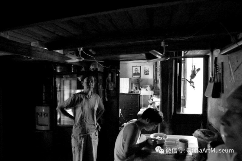 龚建华《妈妈做的早餐》2005年,【中华艺术宫 | 现场】图像记录时代,“时空影像1978-2018——余慧文&龚建华摄影艺术研讨会”在我馆举行,余慧文,龚建华,影像,时空,研讨会,中华艺术宫,我馆,摄影家,上海摄影家协会,特色