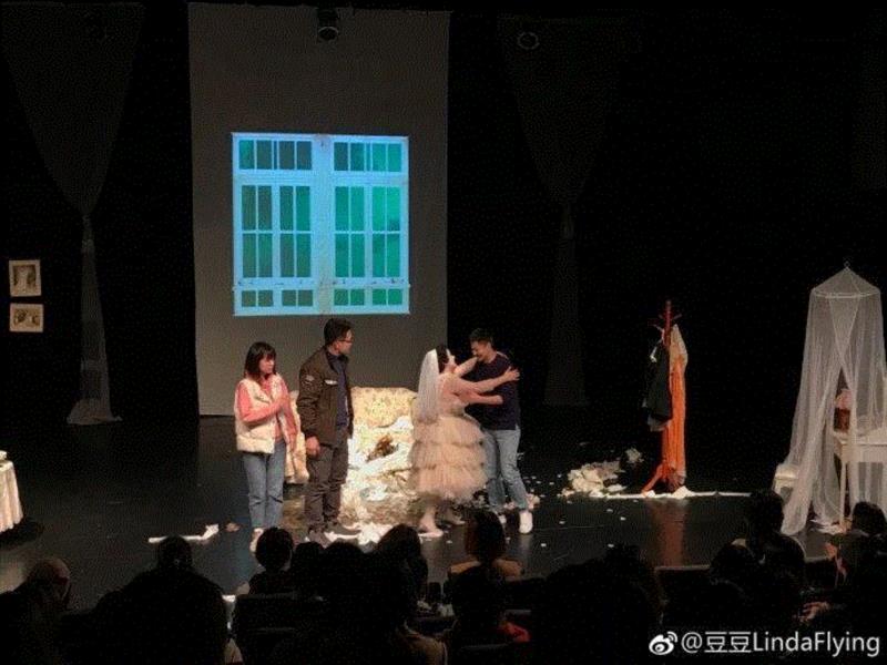 演出现场照片,来自观众@豆豆LindaFlying,最后一场|她是小丑,她是女王,小丑,女王,猫王,默剧展,默剧,戏剧,爱丁堡前沿剧展,新郎,结局,世间
