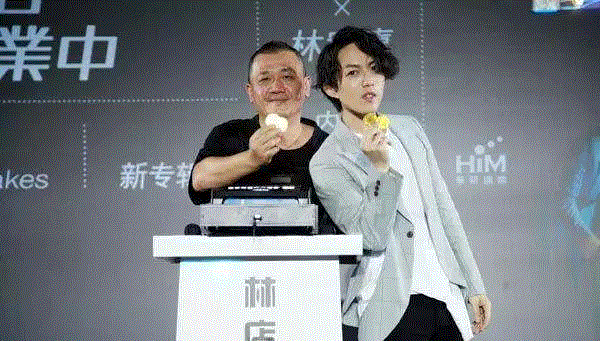 ▲施人诚与林宥嘉,他为刘若英创作《后来》，是S.H.E的御用作词，也是华语乐坛的金字招牌,刘若英,华语,乐坛,金字招牌,施人诚,林宥嘉,歌手,音乐,田馥甄,演唱会