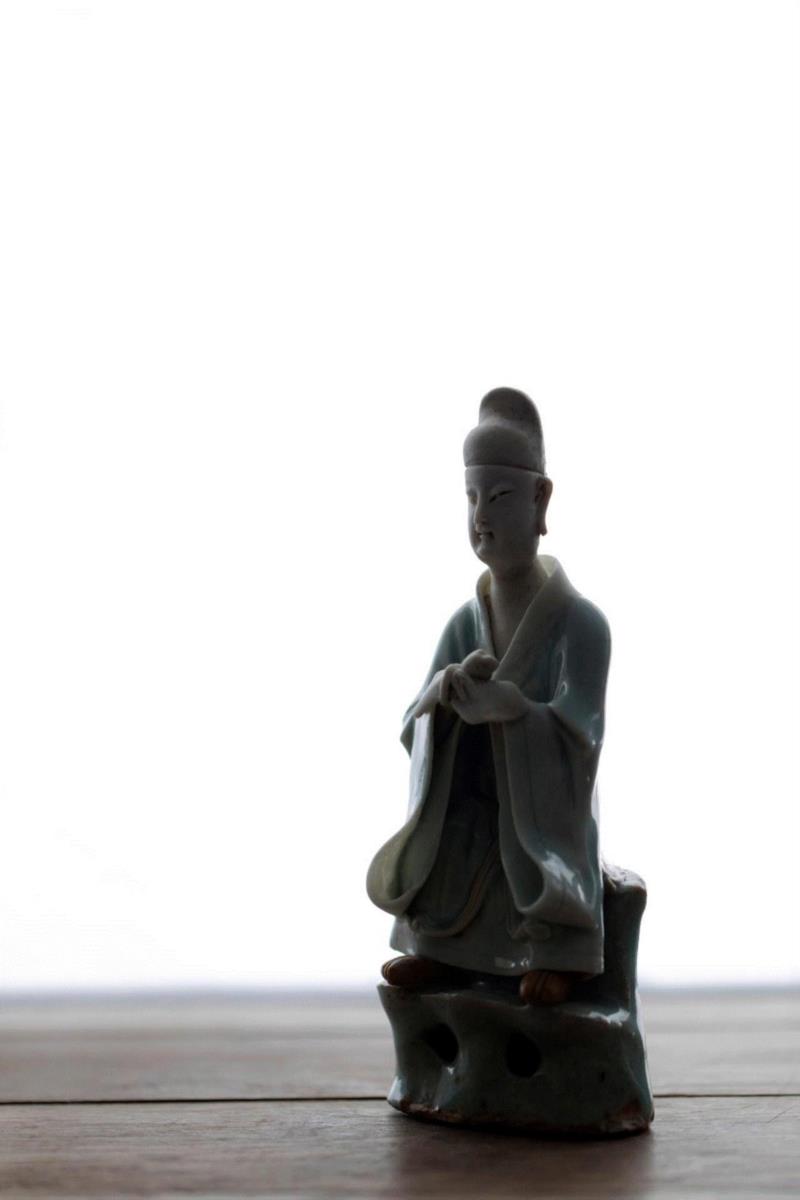 展品 ｜ 南宋 景德镇窑青白釉捧桃神官像,青影｜宋元青白瓷及标本展,白瓷,宋元青,标本展,青影,北宋,陶瓷,景德镇,璞素,观展,景德镇窑