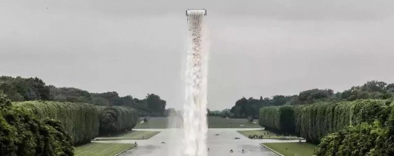 凡尔赛宫作为世界五大宫殿之一，见证了许多国际知名艺术家展开自身作品与这栋法国地标建筑之间的对话。20