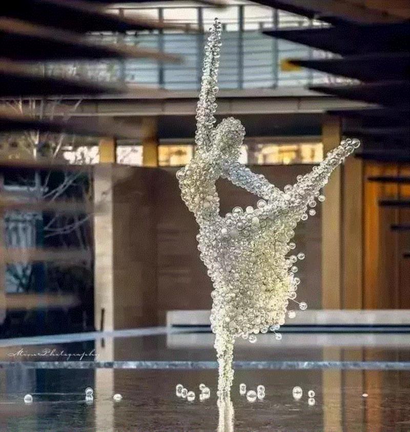 通过装置打造记忆点，创造体验和消费新场景,装置,雕塑,重庆,凡尔赛宫,IFS,明月,月亮,企业,加拿大,镜片