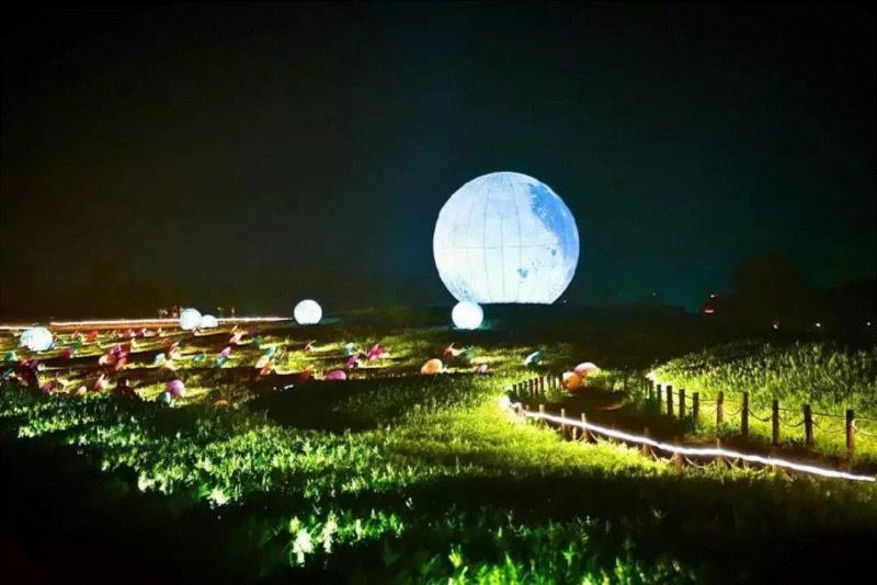 通过装置打造记忆点，创造体验和消费新场景,装置,雕塑,重庆,凡尔赛宫,IFS,明月,月亮,企业,加拿大,镜片