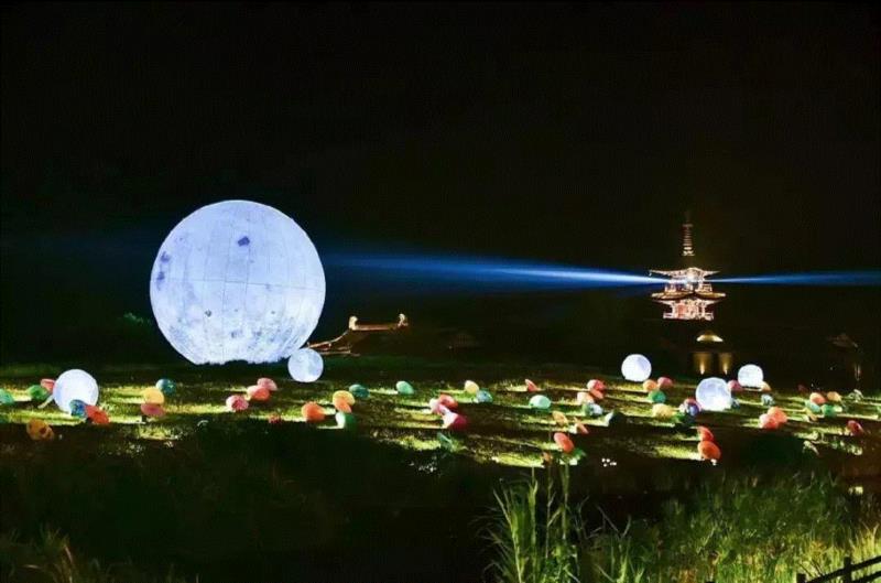 通过装置打造记忆点，创造体验和消费新场景,装置,雕塑,重庆,凡尔赛宫,IFS,明月,月亮,企业,加拿大,镜片