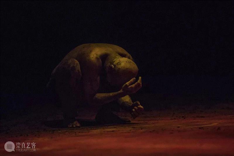《陌生人》剧照 Photo by Jean Louis Fernandez,阿库·汉姆独舞生涯退隐之作，亚洲首演只此一站,阿库,汉姆,独舞,亚洲,陌生人,舞蹈,战争,英国,现代舞,印度
