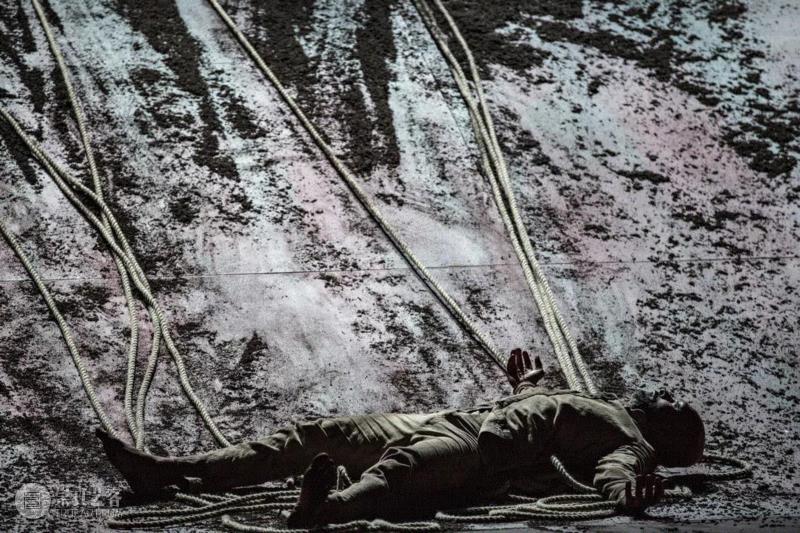 《陌生人》剧照 Photo by Jean Louis Fernandez,阿库·汉姆独舞生涯退隐之作，亚洲首演只此一站,阿库,汉姆,独舞,亚洲,陌生人,舞蹈,战争,英国,现代舞,印度