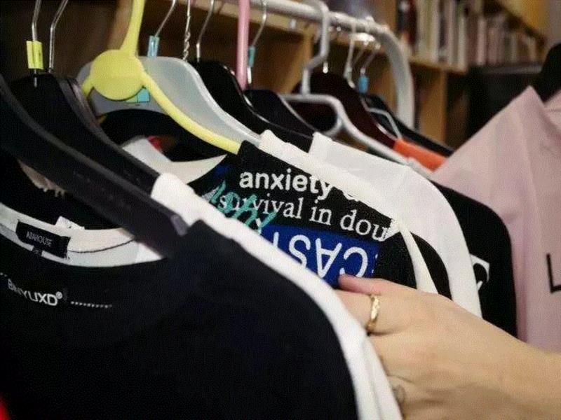 山寨歌词（误）翻译工作坊 | 展览内外,山寨,歌词,内外,汉字,工作坊,焦应奇,广东时代美术馆,应奇,档案,衣物