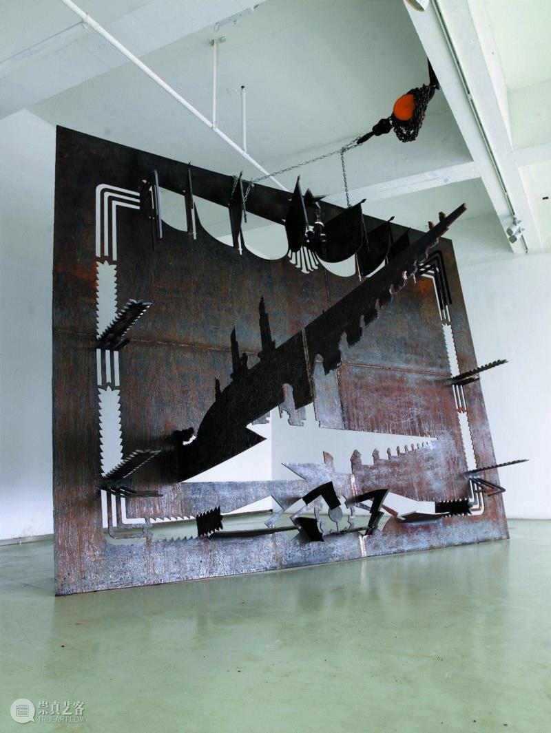 ▲《奖状2号》，铁板、铁链、滑轮组装置，4×3.5×2.2m，2008年,PowerLong 看 | 艺术史：40×40——参展艺术家邱志杰,邱志杰,艺术史,Power,Long,文献,南京长江大桥,感性,庄子,镇静剂,地图