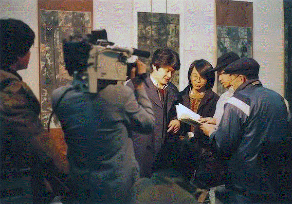 1988年3月沈忱在中国美术馆个展开幕式上接受北京电视台采访，当晚新闻上报导了这次展览 ,