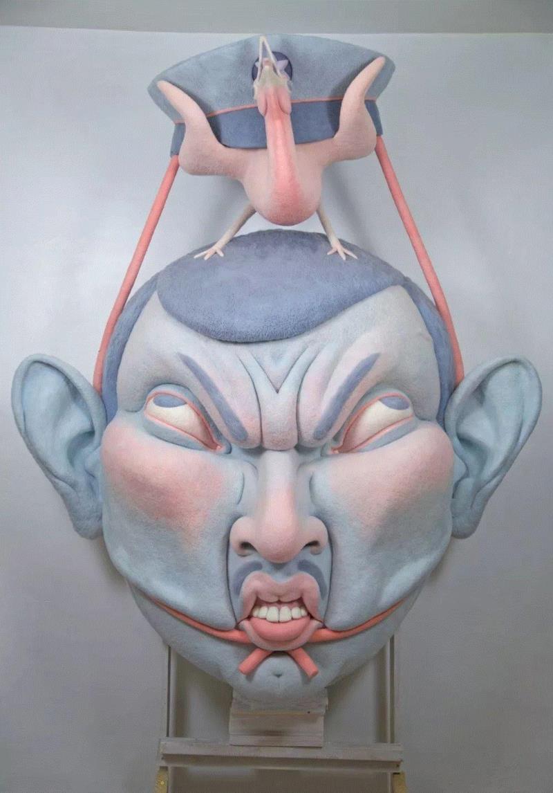 虽然这些面孔看起来怪异恐怖,但因为毛毡的材质为这些作品增添了一些柔软与萌感,情不自禁的会想到外表凶狠