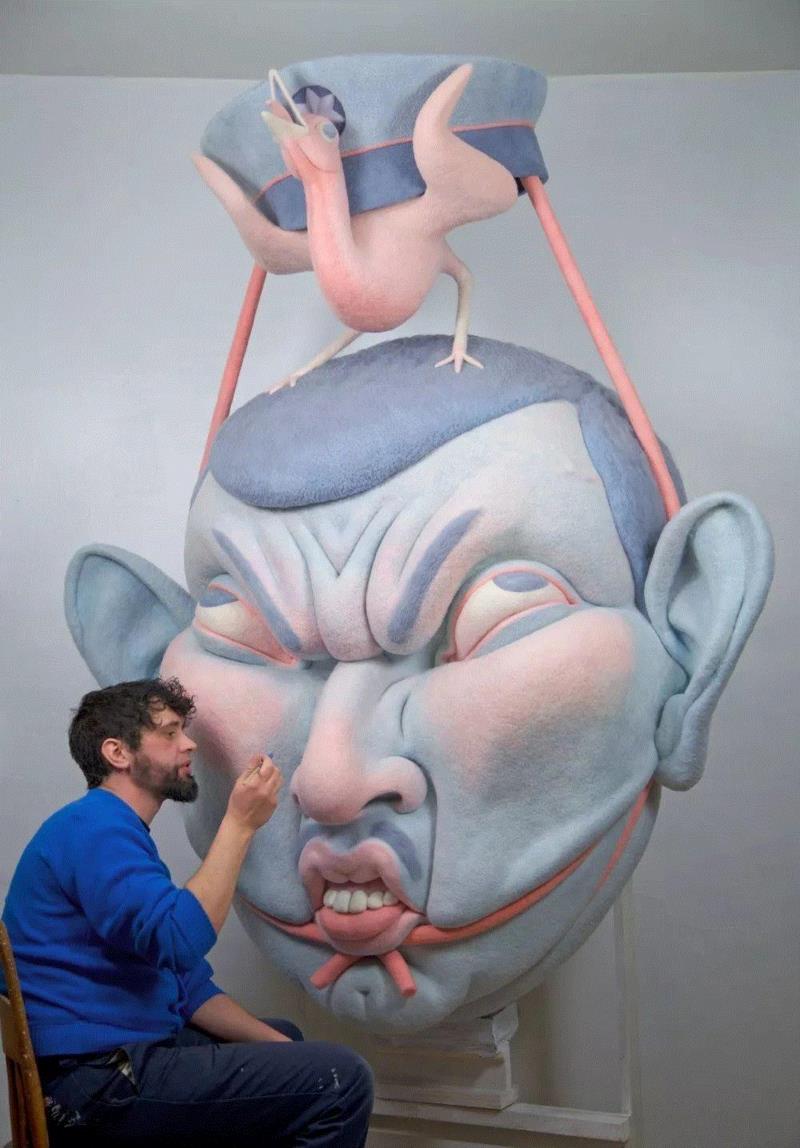 虽然这些面孔看起来怪异恐怖,但因为毛毡的材质为这些作品增添了一些柔软与萌感,情不自禁的会想到外表凶狠