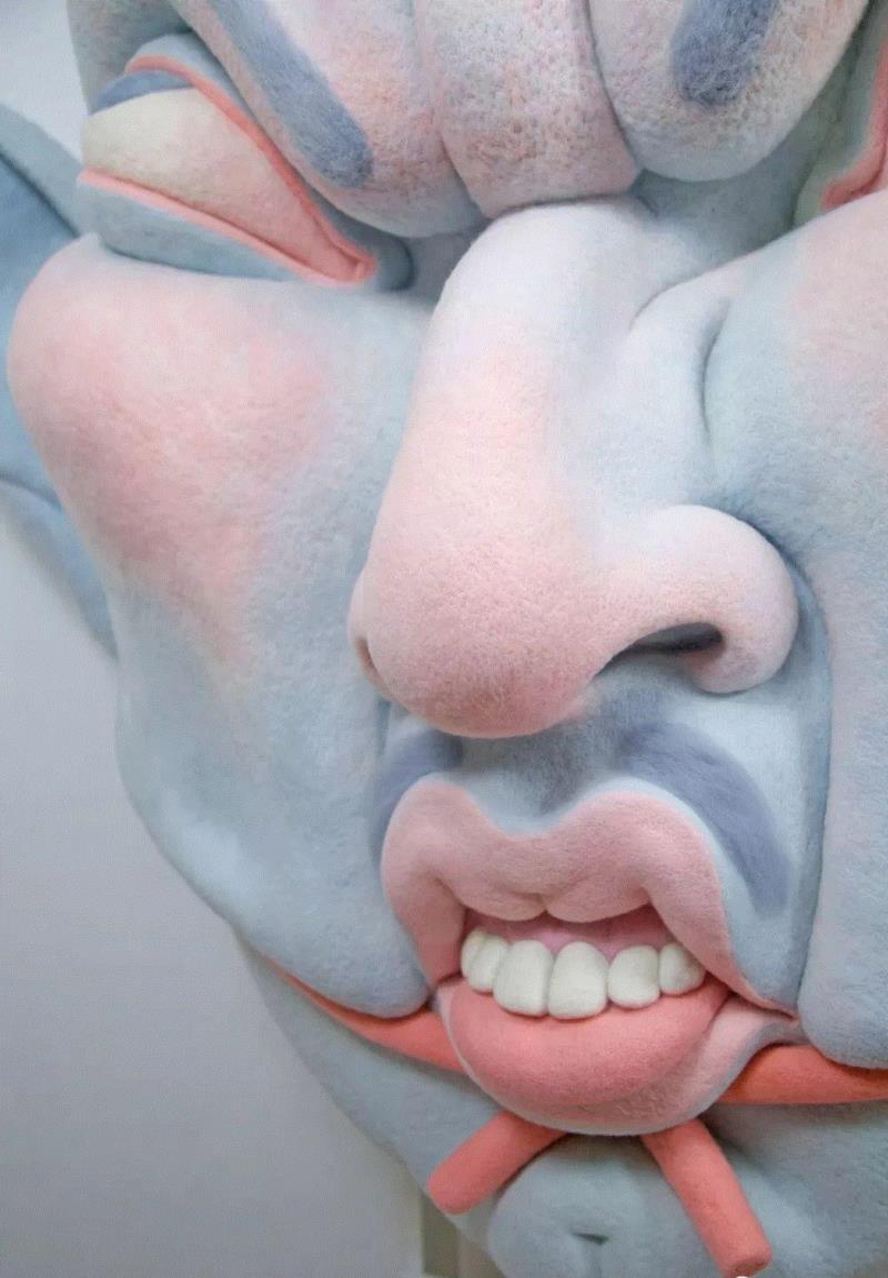 虽然这些面孔看起来怪异恐怖,但因为毛毡的材质为这些作品增添了一些柔软与萌感,情不自禁的会想到外表凶狠