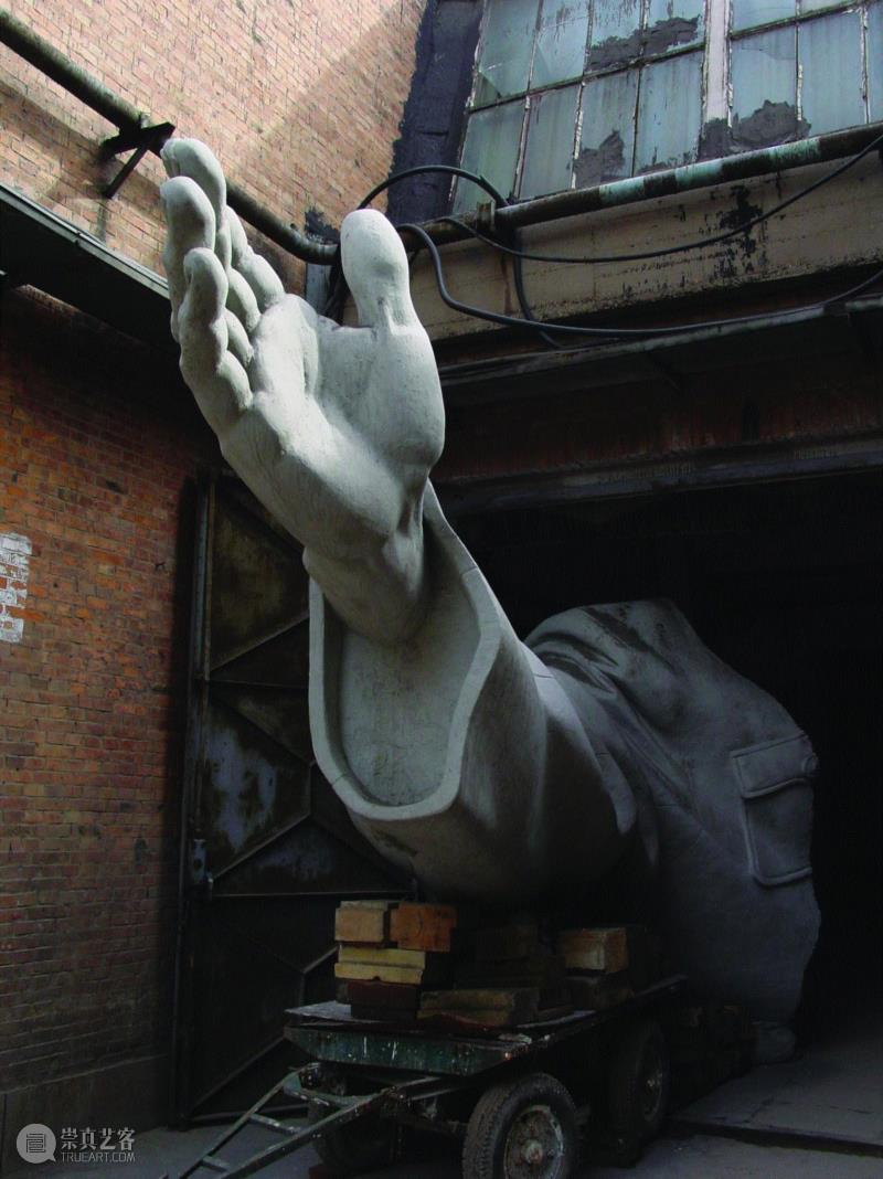 ▲《右手》，玻璃钢涂漆，700×230×250cm，2003年,PowerLong 看 | 艺术史：40×40——参展艺术家隋建国,隋建国,艺术史,Power,Long,雕塑,政治,中山装,哲理,结构性,取向