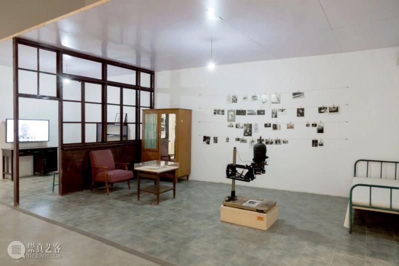 “家中的摄影班：星期五沙龙1977-1980”展览现场，试图通过重现1970年代末家的场景，还原“星