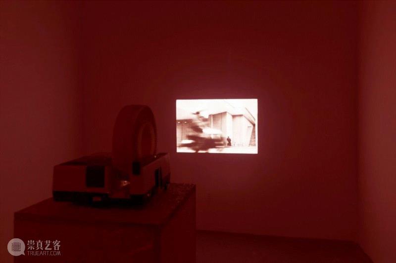 展览现场，幻灯机放映“四月影会”第三回展时制作的100余张作品幻灯片，“星期五沙龙”的8位成员参加了