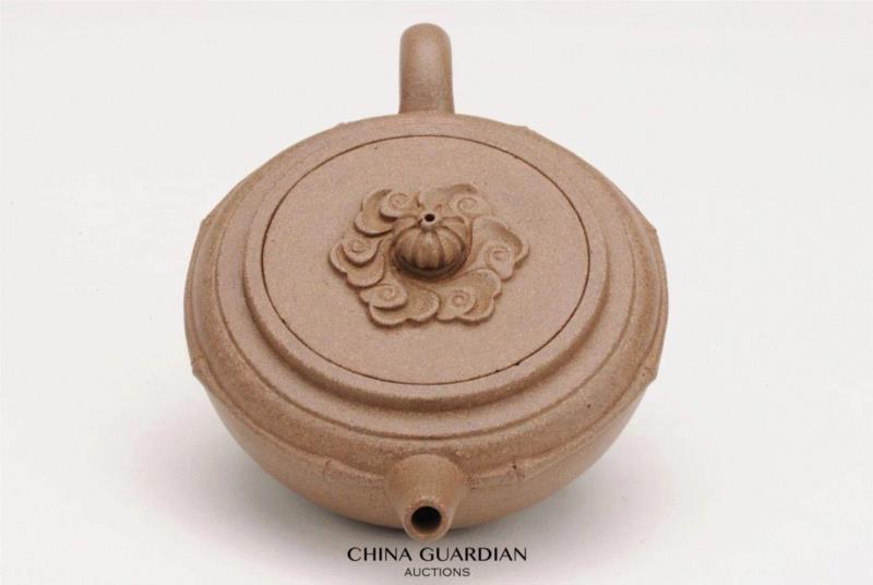《段泥束竹祥云壶》,【嘉德秋拍】花器大匠陈鸣远《紫泥菁英》(嘉德紫砂十年砥砺!2008-2018),紫砂,陈鸣远,嘉德,花器,大匠,紫泥菁英,寅仙,证书,印款,宜兴