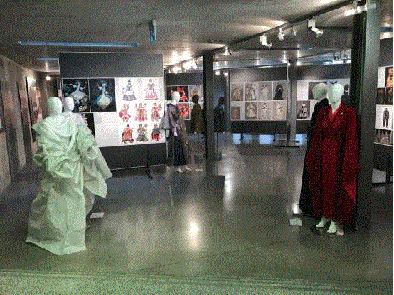 厉害了！世纪之交世界戏剧服装巡回展中国设计师作品亮相波兰,设计师,戏剧,服装,波兰,中国舞美学会,华沙美术学院,实物,阿宽,程钧,姬磊