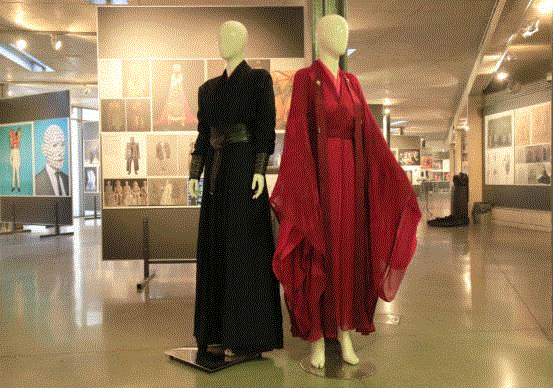 厉害了！世纪之交世界戏剧服装巡回展中国设计师作品亮相波兰,设计师,戏剧,服装,波兰,中国舞美学会,华沙美术学院,实物,阿宽,程钧,姬磊