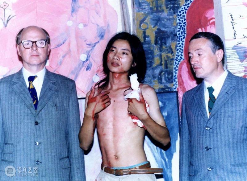 ▲《Dialogue with Gilbert and George》,1993年,北京,PowerLong 看 | 艺术史:40×40——参展艺术家马六明,马六明,Power,Long,艺术史,男女,美丽的女人,国外,吉尔伯特,长相,女装