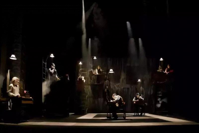 英国壁虎剧团《外套》剧照,“国际默剧展”聚焦|此时此地“无声”胜“有声”,默剧展,此地,戏剧,默剧,上海大剧院,剧团,伦敦,艺术节,英国,剧目