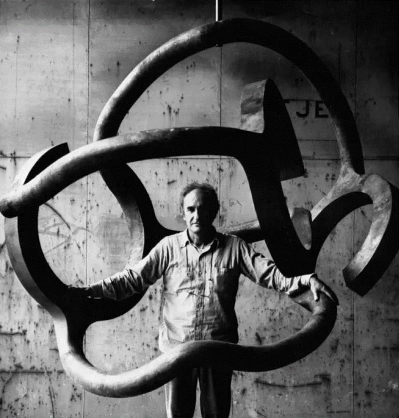 ▲ 爱德华多·奇利达（Eduardo Chillida）与在莱索的拉格拉尼亚车间（Larra?aga