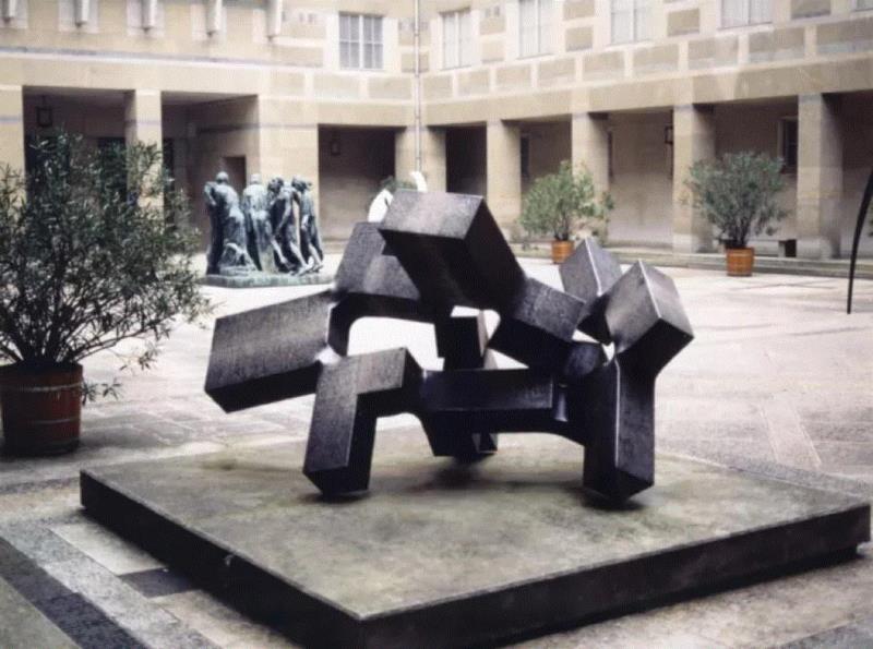 ▲ 爱德华多·奇利达（Eduardo Chillida）,《虚空附近》（Alrededor del 