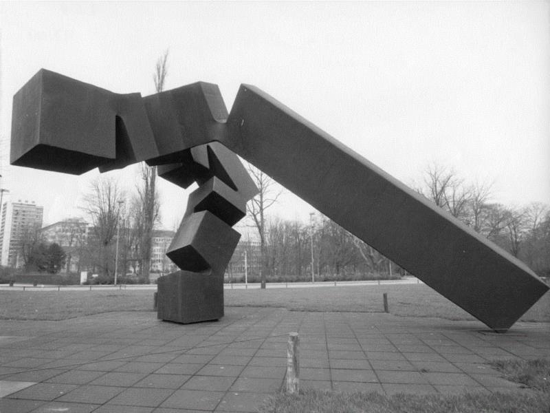 ▲ 爱德华多·奇利达（Eduardo Chillida）,《谣言的界限 IX - 杜塞尔多夫纪念碑》