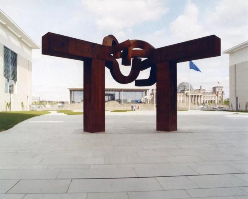 ▲ 爱德华多·奇利达（Eduardo Chillida），《柏林雕塑》（Escultura Berl