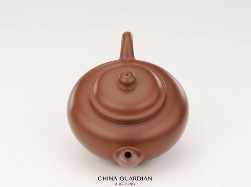 《顾景舟制紫泥扁笑樱壶》,【嘉德秋拍】嘉德紫砂十年砥砺!(2008-2018)——《松涛园旧藏宜兴紫砂》,嘉德,松涛园旧藏宜兴紫砂,紫砂,出版社,陈忠成,浩东有限公司,松涛园,顾景舟,方圆,台湾盈记唐人工艺出版社
