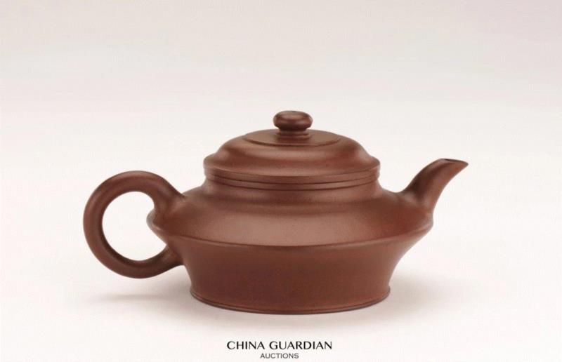 《大清乾隆制款紫泥折肩虚扁壶》,【嘉德秋拍】嘉德紫砂十年砥砺!(2008-2018)——《松涛园旧藏宜兴紫砂》,嘉德,松涛园旧藏宜兴紫砂,紫砂,出版社,陈忠成,浩东有限公司,松涛园,顾景舟,方圆,台湾盈记唐人工艺出版社