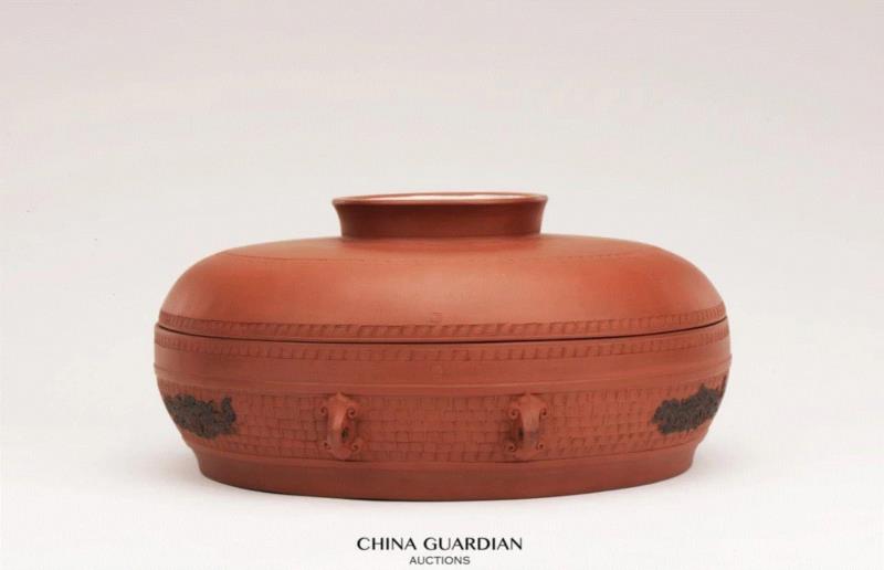 《陈光明制紫砂挂釉回文贴花大簋盘》,【嘉德秋拍】嘉德紫砂十年砥砺!(2008-2018)——《松涛园旧藏宜兴紫砂》,嘉德,松涛园旧藏宜兴紫砂,紫砂,出版社,陈忠成,浩东有限公司,松涛园,顾景舟,方圆,台湾盈记唐人工艺出版社