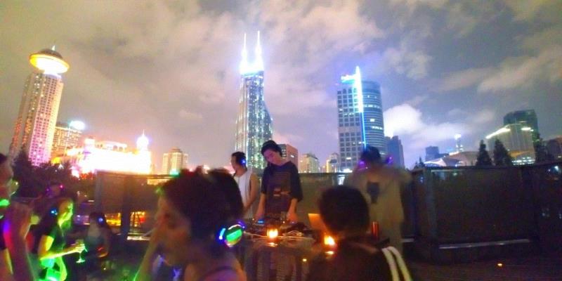 眼前一亮，原来是这次科幻蹦迪夜的嘉宾MoCA 新晋导览员——AI机器人“小酷”,Science X Silence | 万圣前夕, 科幻蹦迪,万圣,前夕,科幻,Disco,MoCA,音乐,高浩衍,上海当代艺术馆,Shanghai,二维码