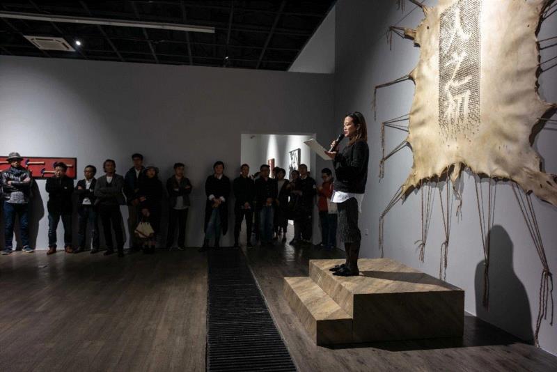 策展人金美怜致辞,【现场速递】张琪凯个展-不确定的岁月 | 芳草地画廊798,张琪凯,芳草地画廊,金美怜,黄笃,芳草地,策展人,女士,媒体,Exhibition,金美