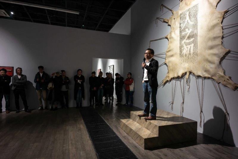 学术主持黄笃致辞,【现场速递】张琪凯个展-不确定的岁月 | 芳草地画廊798,张琪凯,芳草地画廊,金美怜,黄笃,芳草地,策展人,女士,媒体,Exhibition,金美