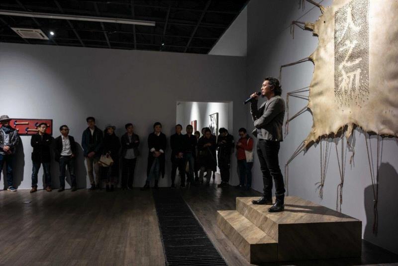 艺术家张琪凯致辞,【现场速递】张琪凯个展-不确定的岁月 | 芳草地画廊798,张琪凯,芳草地画廊,金美怜,黄笃,芳草地,策展人,女士,媒体,Exhibition,金美